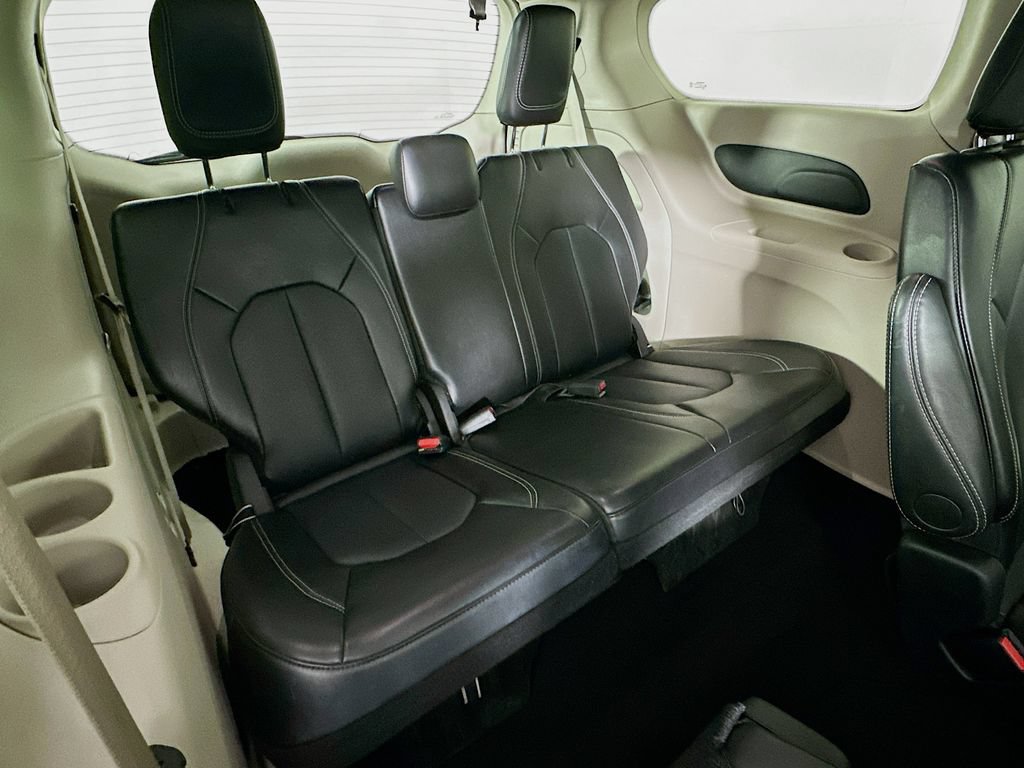 Certified 2024 Chrysler Pacifica Touring-L FWD image 36