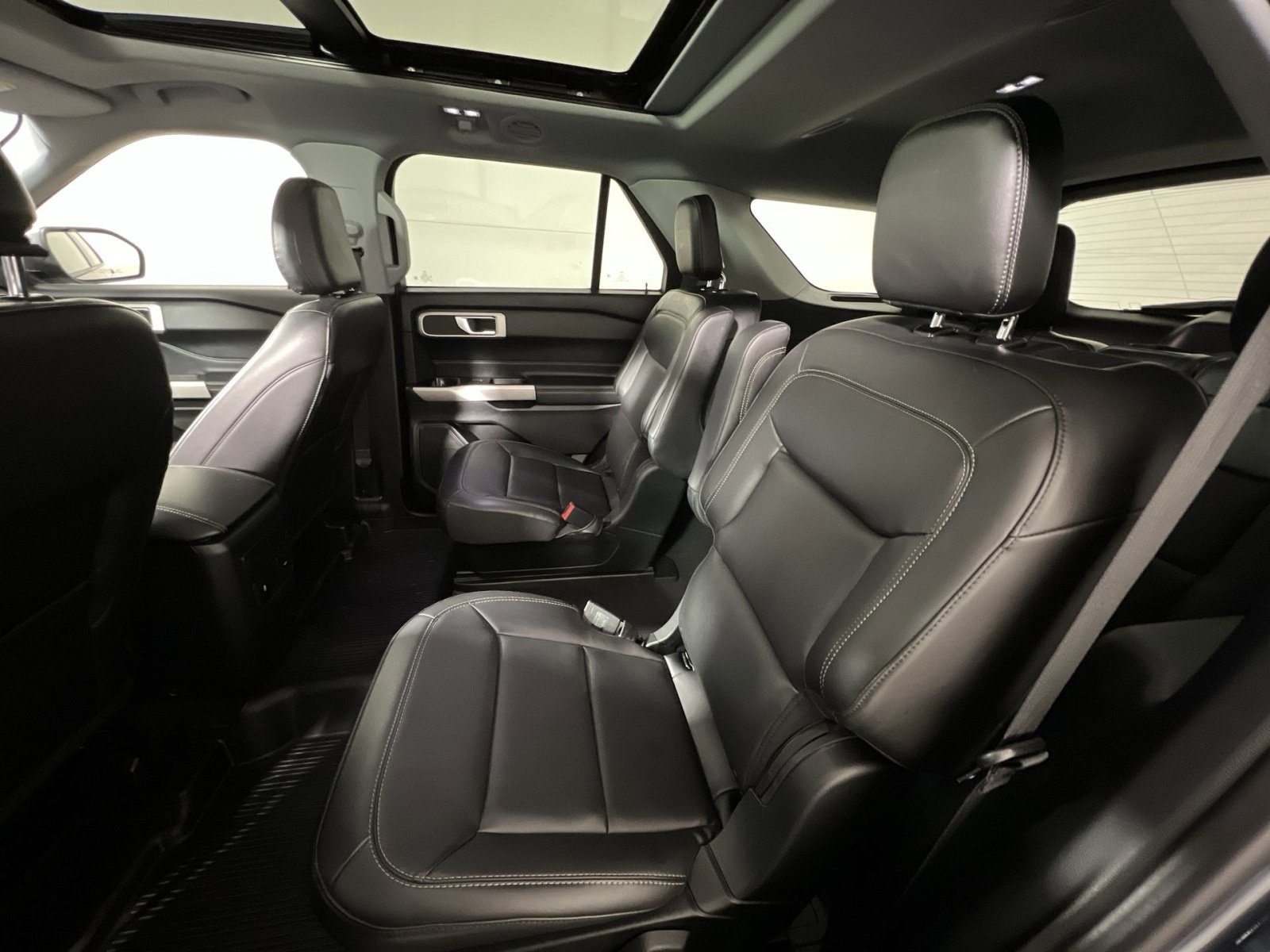 Used 2022 Ford Explorer XLT w/ Equipment Group 202A image 25