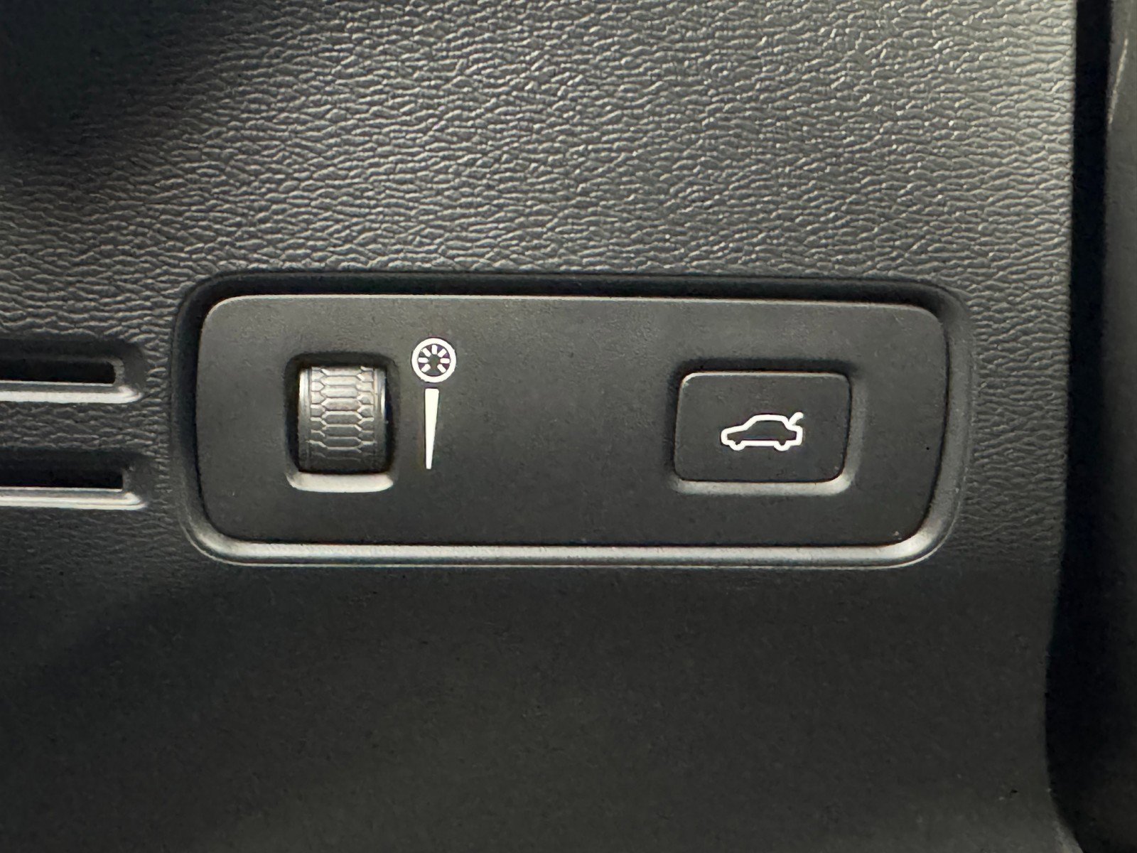 Used 2021 Volvo XC40 P8 Recharge w/ Advanced Package image 18