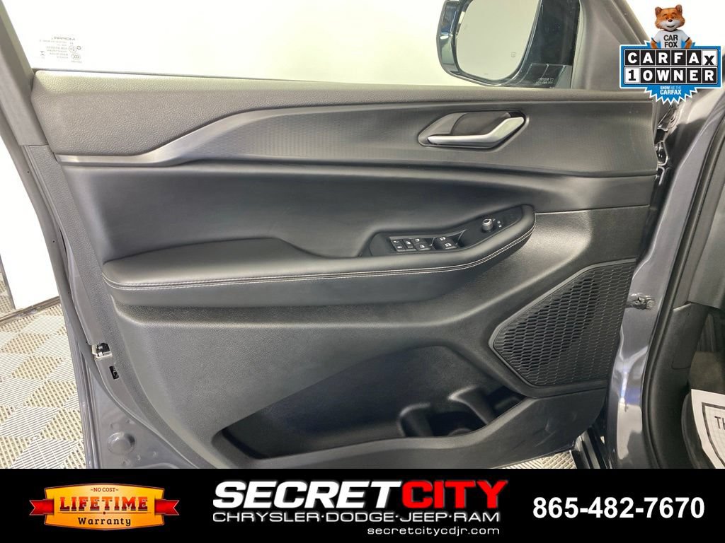 Used 2023 Jeep Grand Cherokee Altitude AWD/4WD image 12