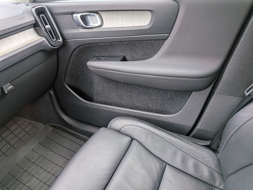 Certified 2023 Volvo XC40 B4 Plus w/ Protection Package Premier FWD image 21