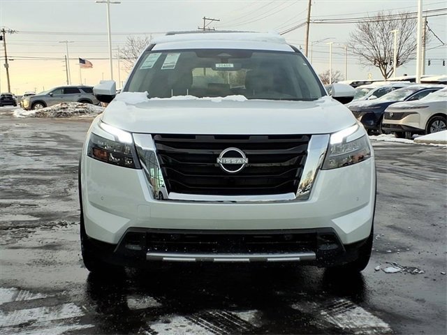 New 2025 Nissan Pathfinder SL image 2