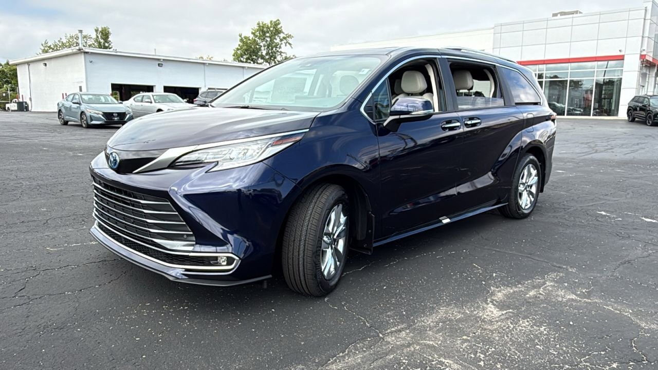 New 2025 Toyota Sienna Limited image 3
