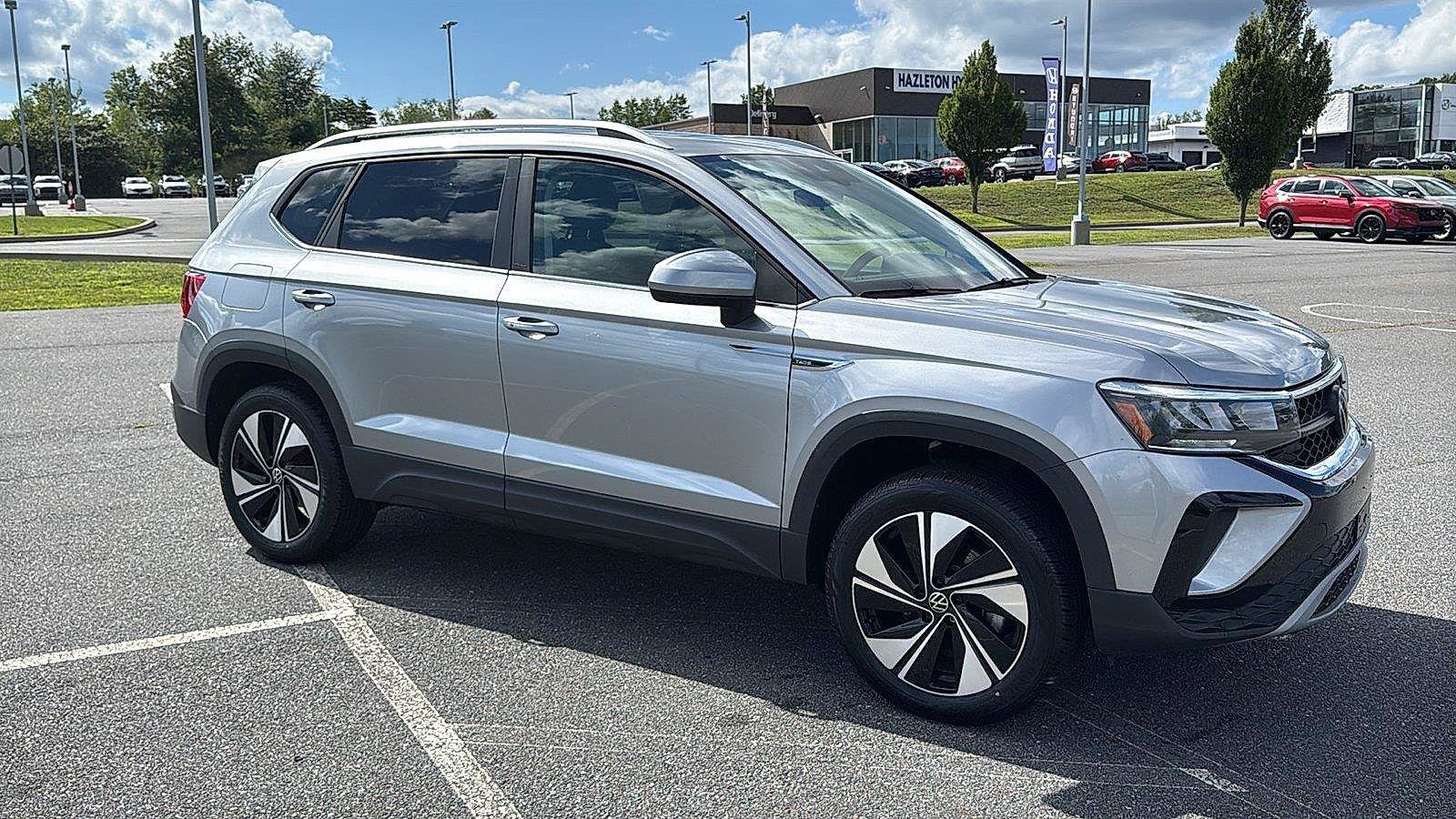 Used 2023 Volkswagen Taos SE w/ Panoramic Sunroof Package AWD/4WD image 2