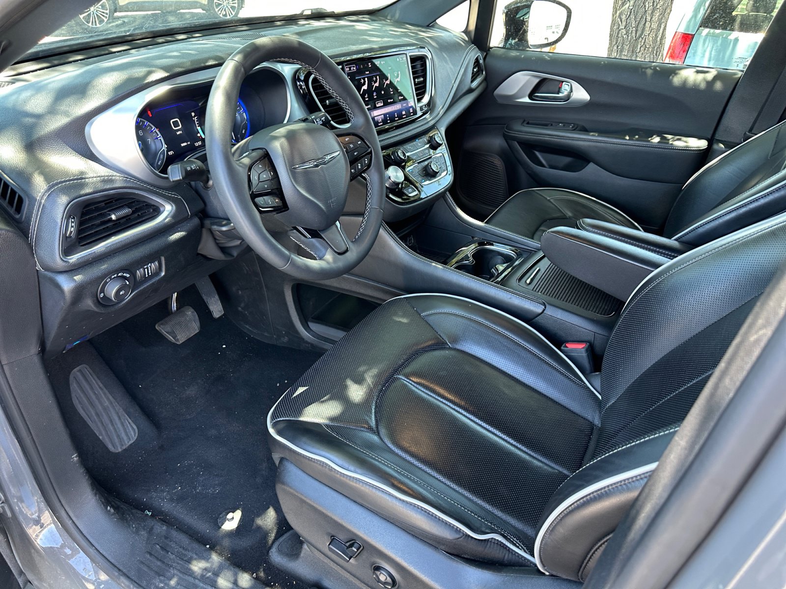 Used 2025 Chrysler Pacifica Limited FWD image 12