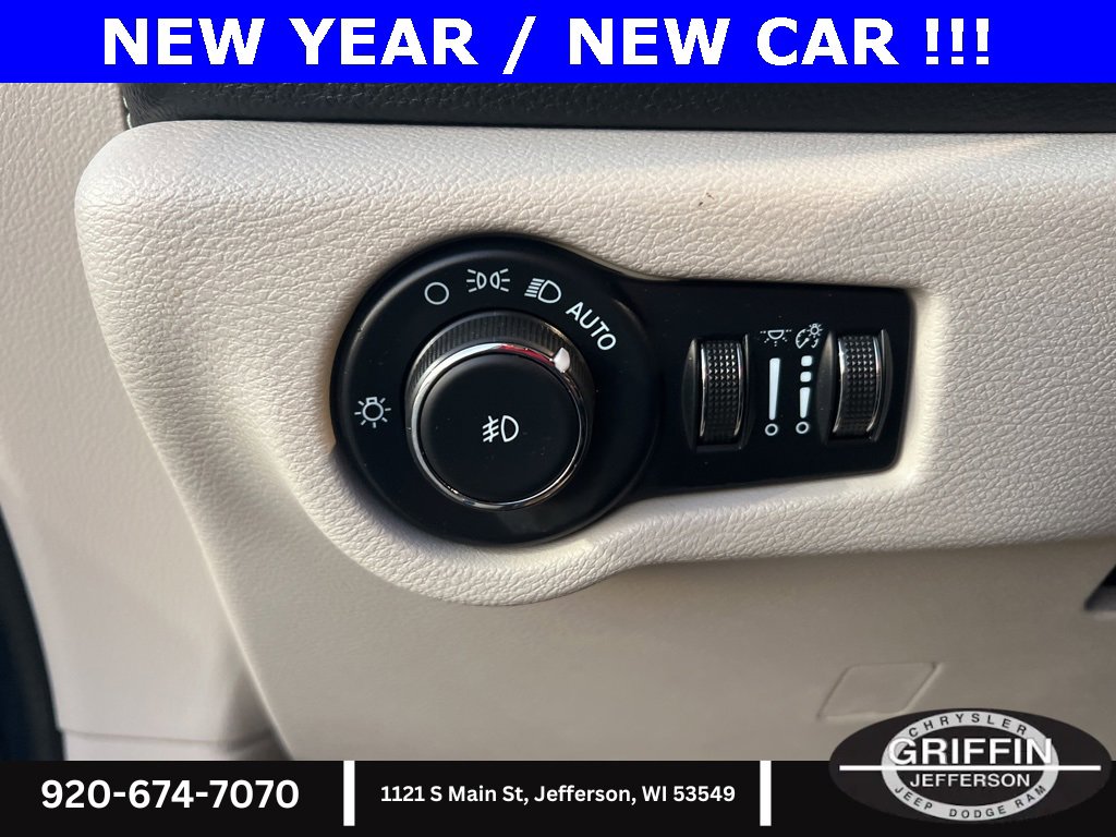 Used 2022 Chrysler Pacifica Touring-L image 21