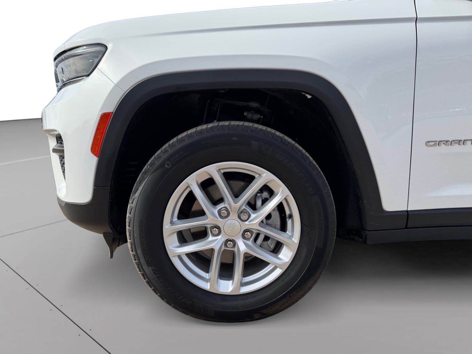 Used 2023 Jeep Grand Cherokee Laredo w/ Luxury Tech Group I RWD image 9