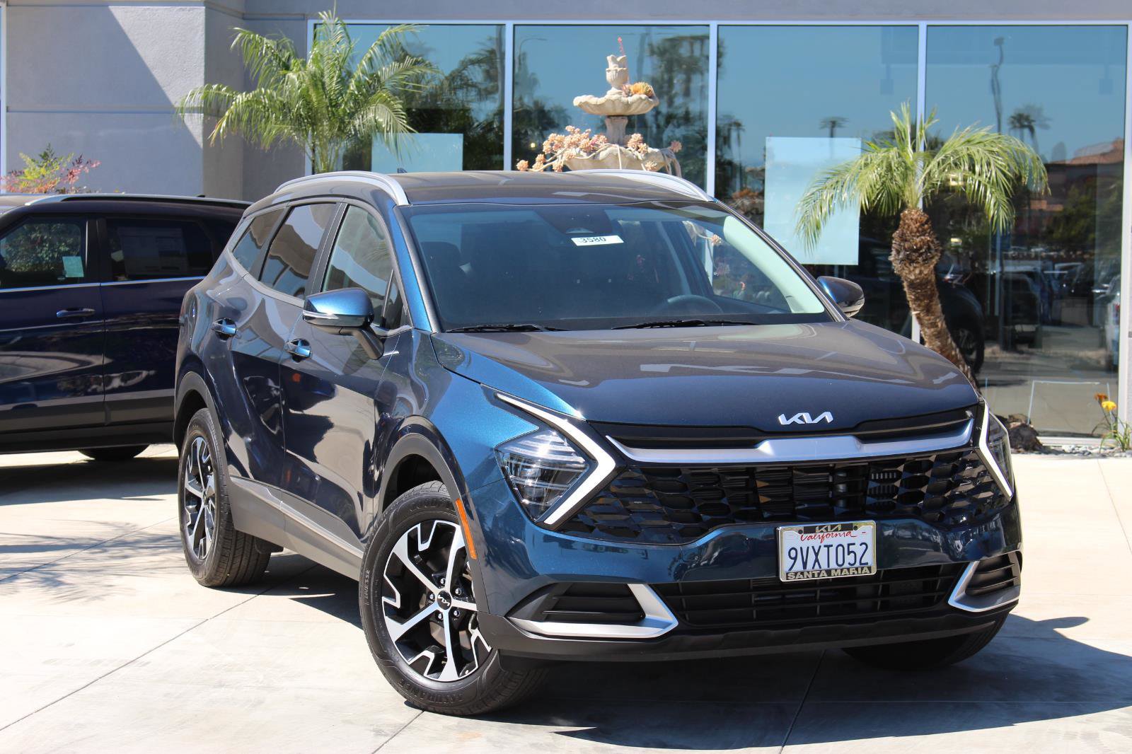 Used 2025 Kia Sportage EX image 2