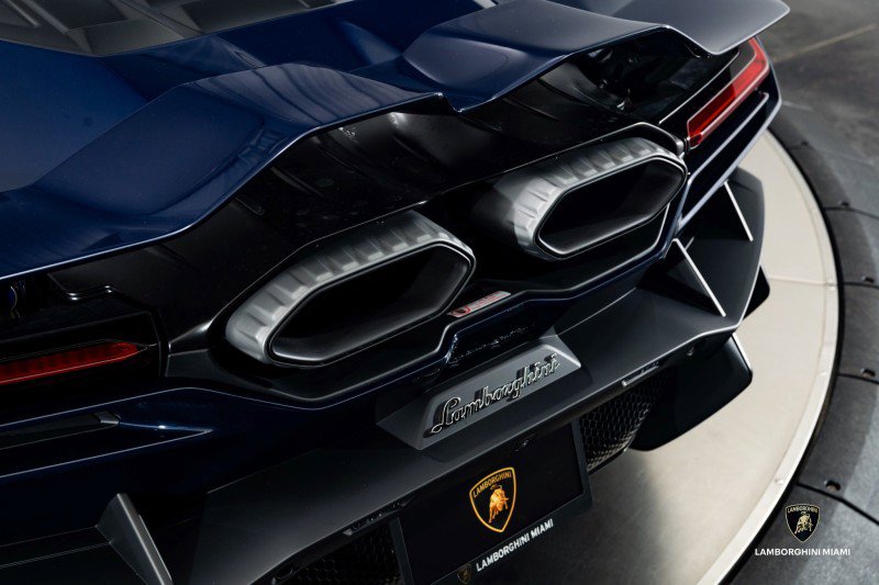 Used 2025 Lamborghini Revuelto image 17