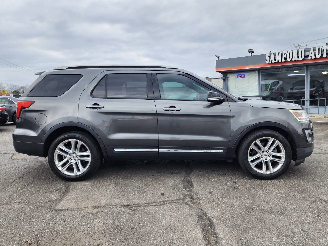 Used 2016 Ford Explorer XLT w/ Equipment Group 202A FWD image 3