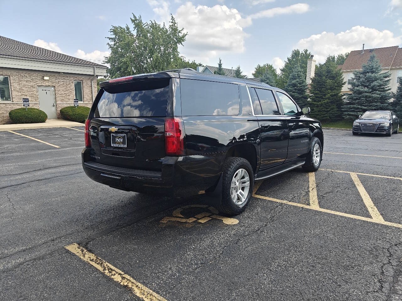 Used 2020 Chevrolet Suburban LT w/ Luxury Package AWD/4WD image 5
