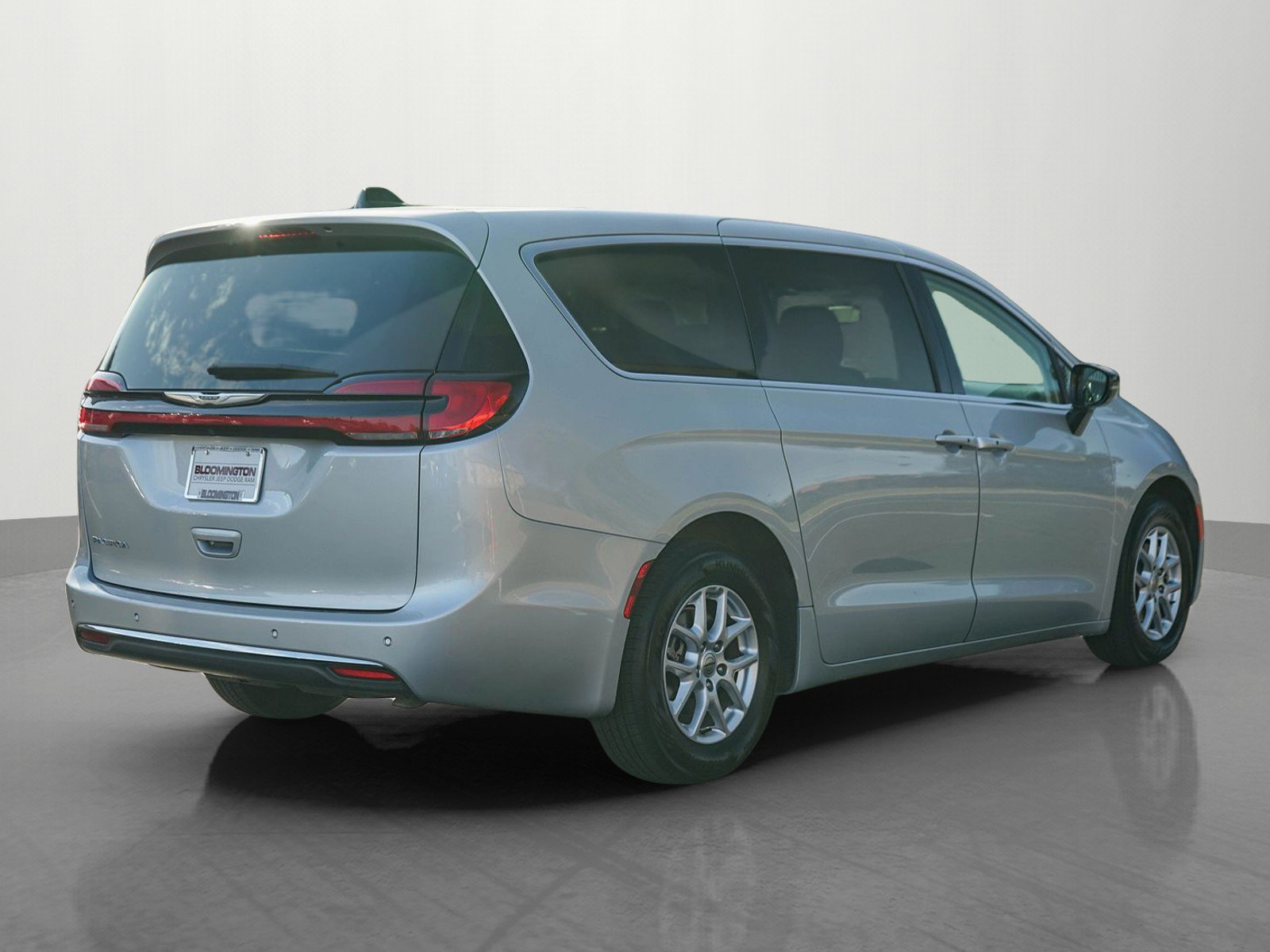 Used 2024 Chrysler Pacifica Touring-L image 7
