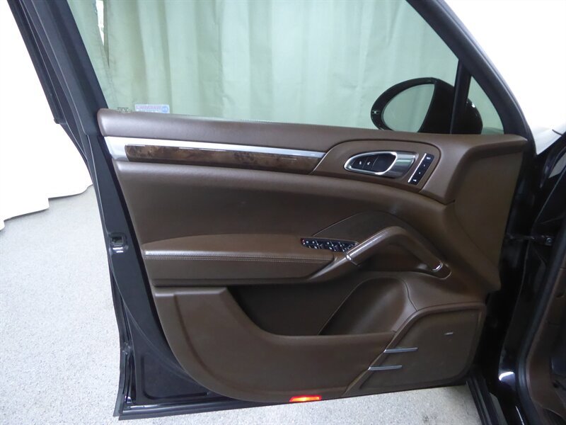 Used 2015 Porsche Cayenne Turbo image 22