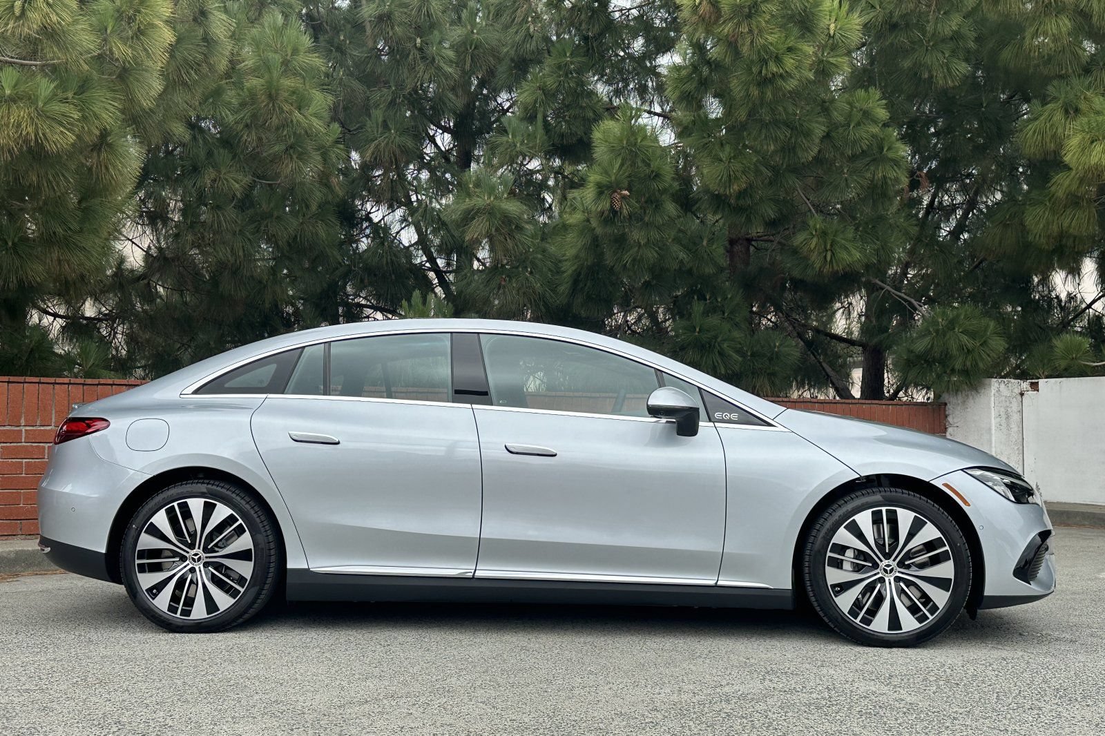 New 2026 Mercedes-Benz EQE 320 4MATIC Sedan image 3