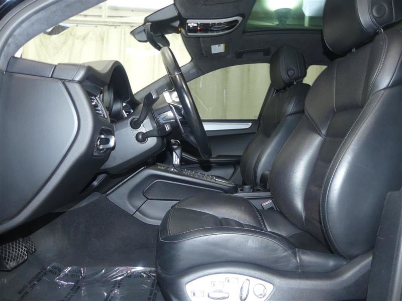 Used 2018 Porsche Macan Turbo AWD/4WD image 22