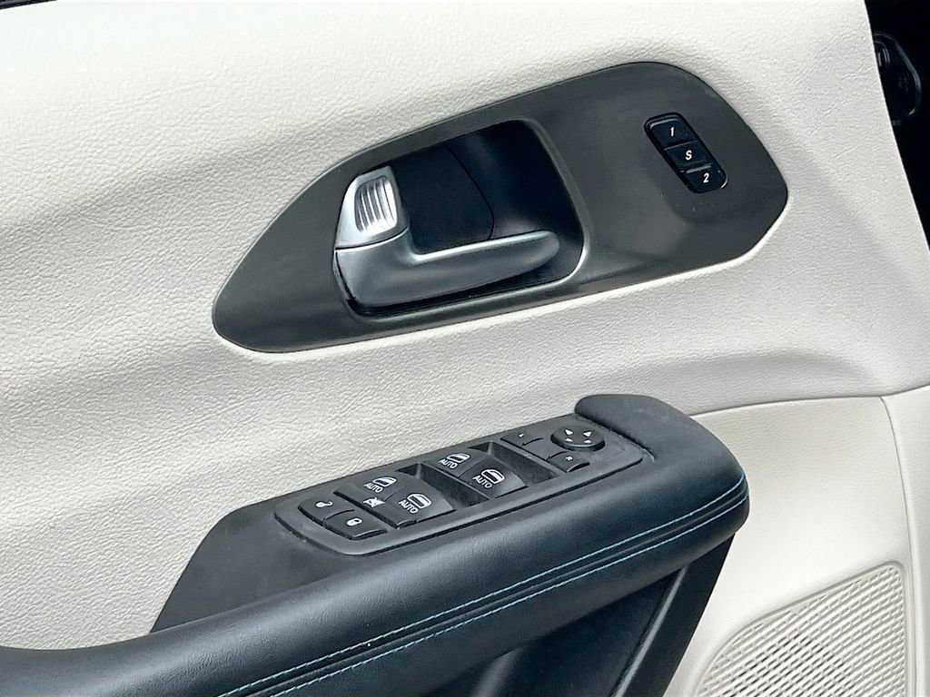 Certified 2021 Chrysler Pacifica Touring-L w/ Uconnect Theater Family Group image 17