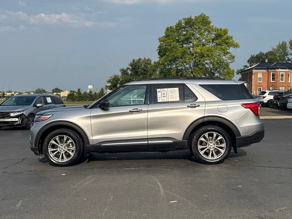 Used 2023 Ford Explorer XLT w/ Equipment Group 202A AWD/4WD image 4