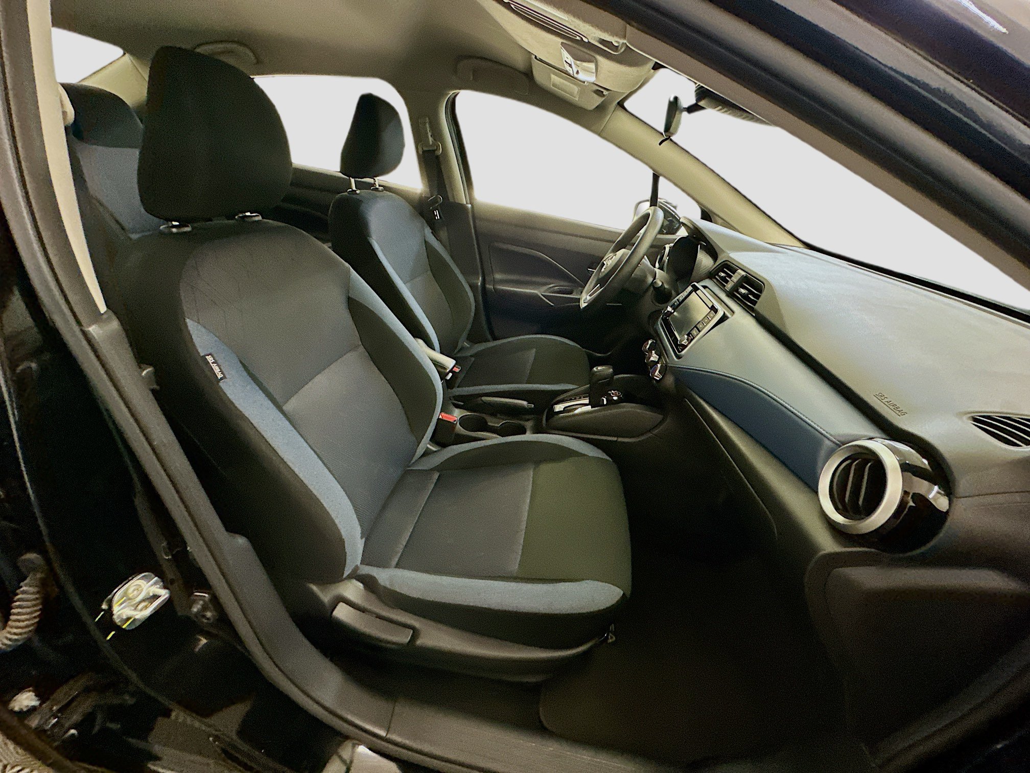 Used 2025 Nissan Versa SV FWD image 31