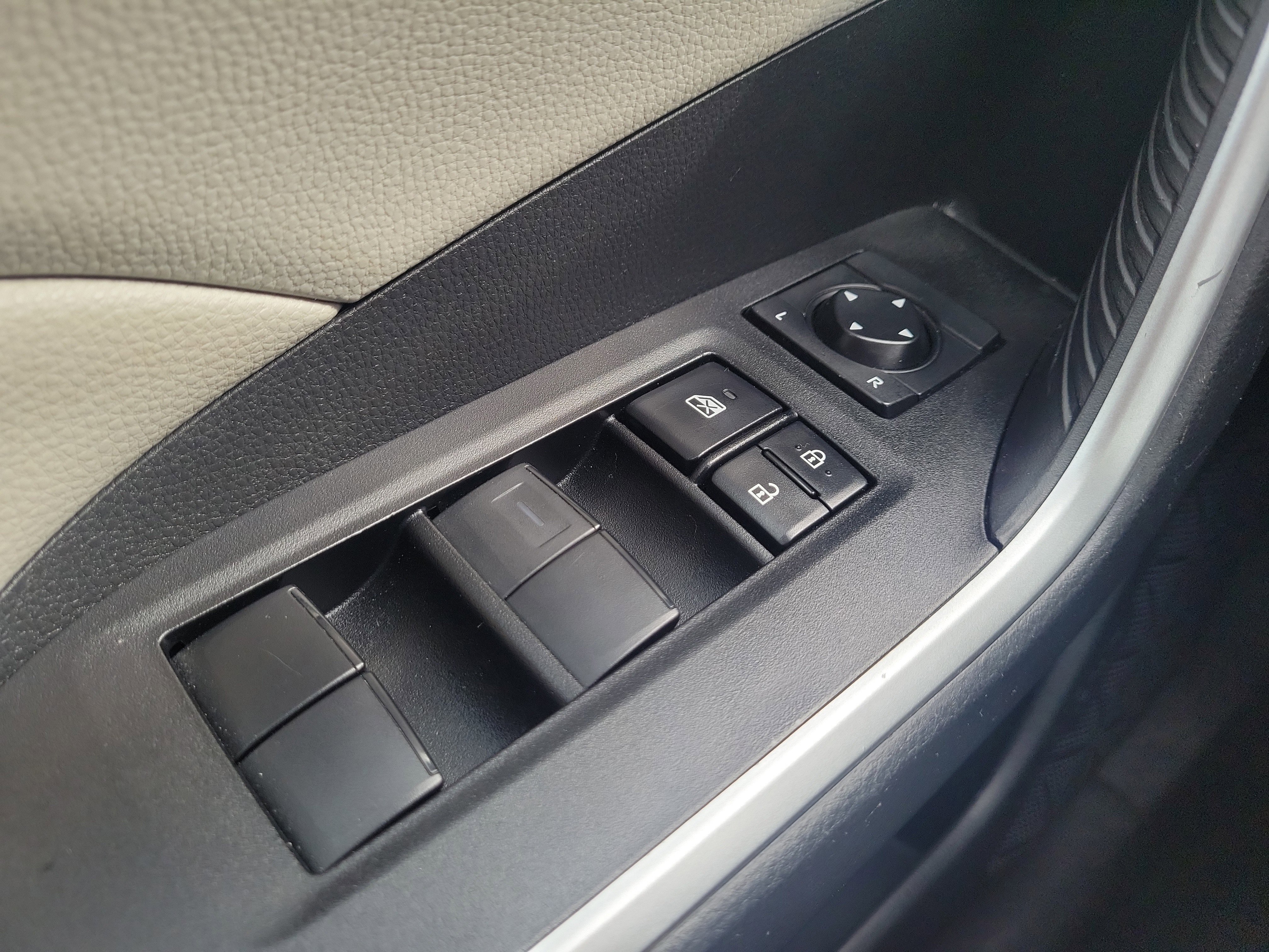 Used 2021 Toyota RAV4 XLE w/ Convenience Package image 21