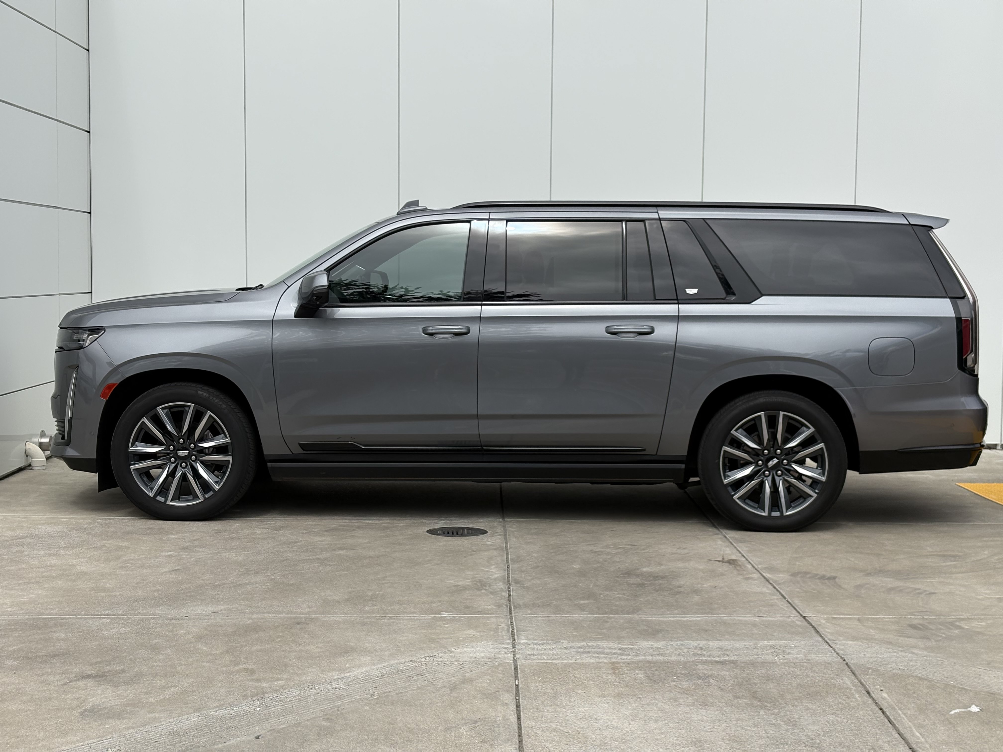 Used 2021 Cadillac Escalade ESV Sport Platinum AWD/4WD image 4
