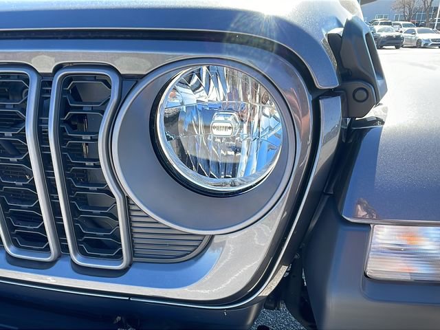 Used 2025 Jeep Gladiator Sport AWD/4WD image 9