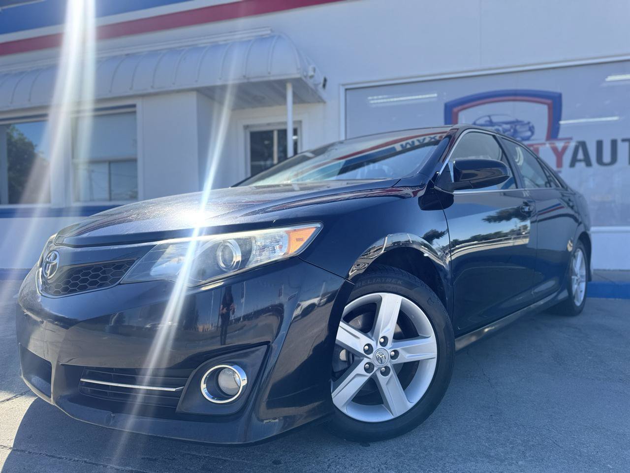 Used 2012 Toyota Camry SE FWD image 3