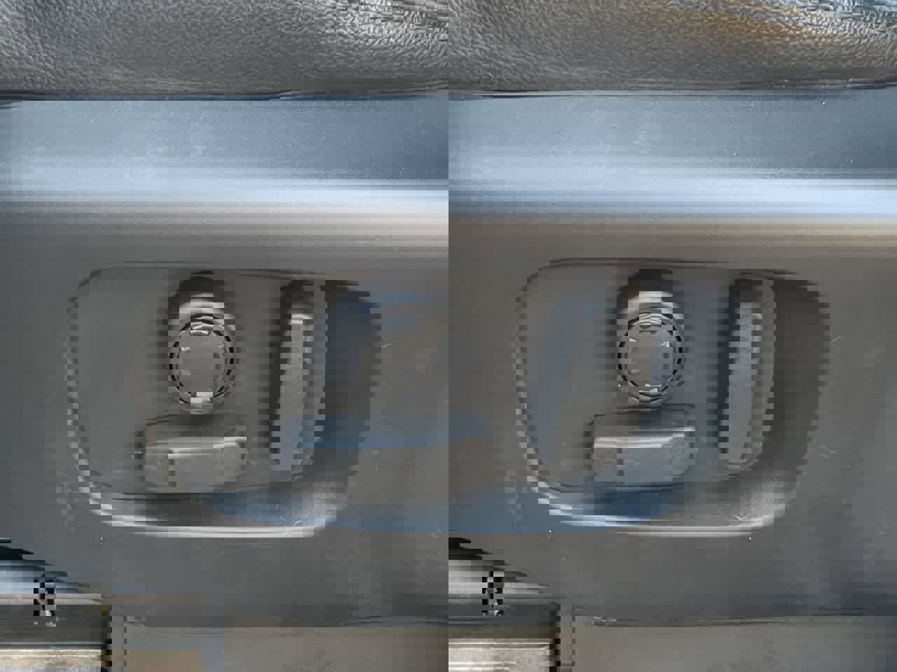 Used 2018 Land Rover Discovery SE image 17