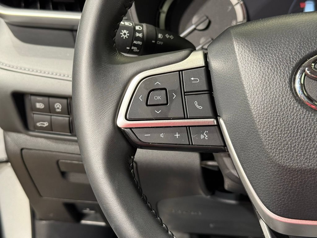 Certified 2025 Toyota Highlander LE AWD/4WD image 24