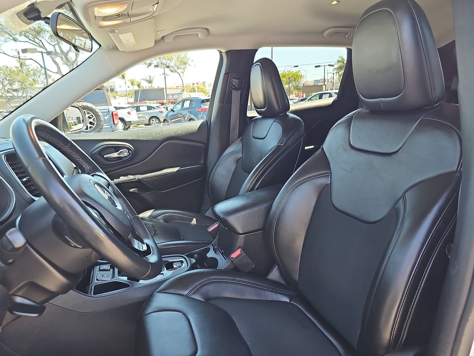 Used 2019 Jeep Cherokee Latitude Plus FWD image 14