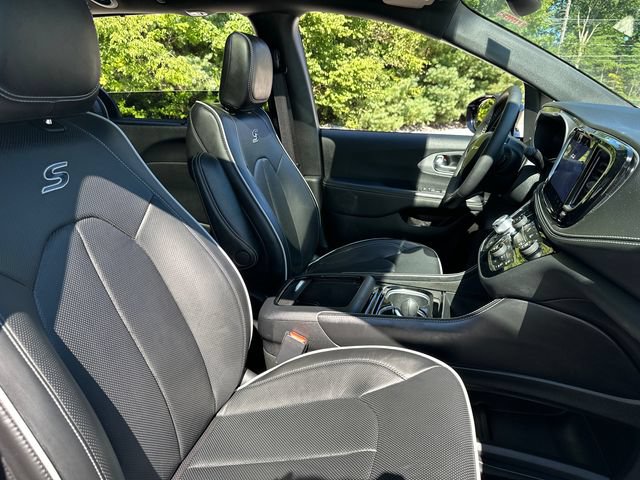 Used 2025 Chrysler Pacifica Limited AWD/4WD image 19