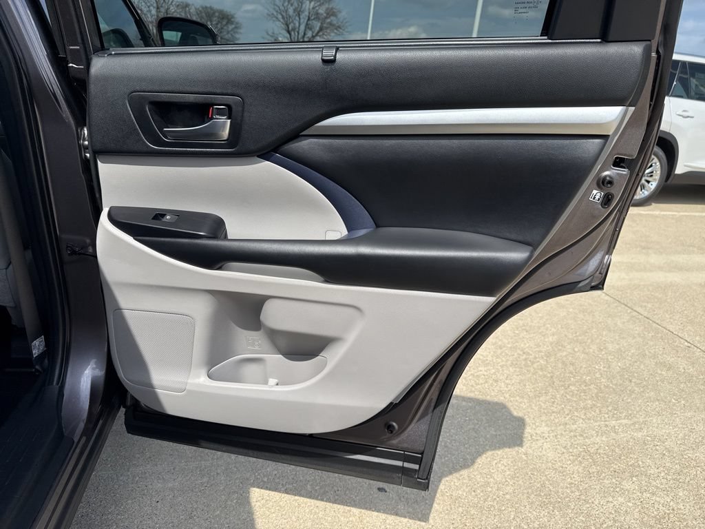 Used 2019 Toyota Highlander XLE AWD/4WD image 22