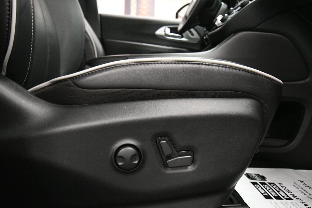 Used 2025 Chrysler Pacifica Limited FWD image 31