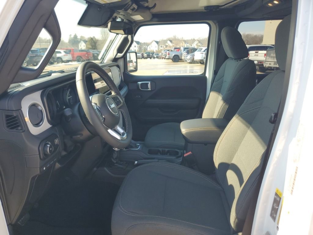 Used 2025 Jeep Wrangler Unlimited Sahara w/ Safety Group image 5