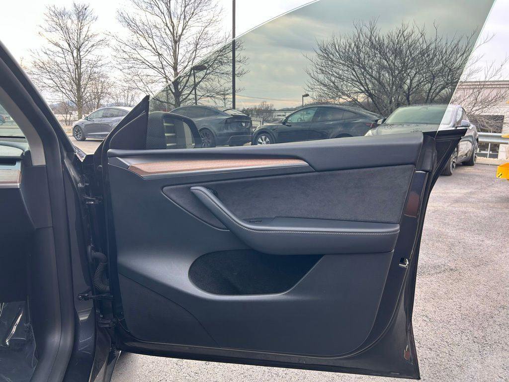 Used 2025 Tesla Model Y Long Range image 12