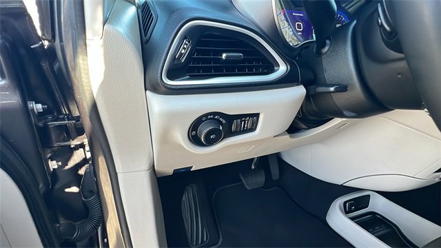 Used 2023 Chrysler Pacifica Touring-L image 27
