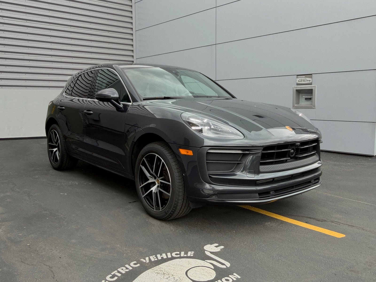Certified 2025 Porsche Macan AWD/4WD image 7