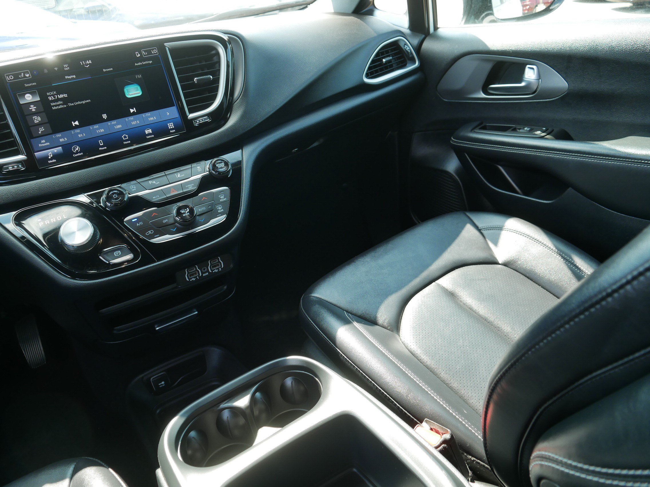 Used 2025 Chrysler Pacifica Select FWD image 11