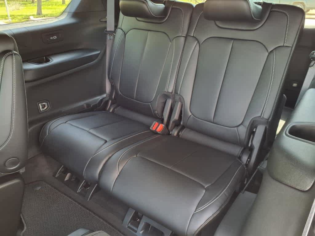 Used 2025 Jeep Grand Cherokee L Limited w/ Black Appearance Package image 17