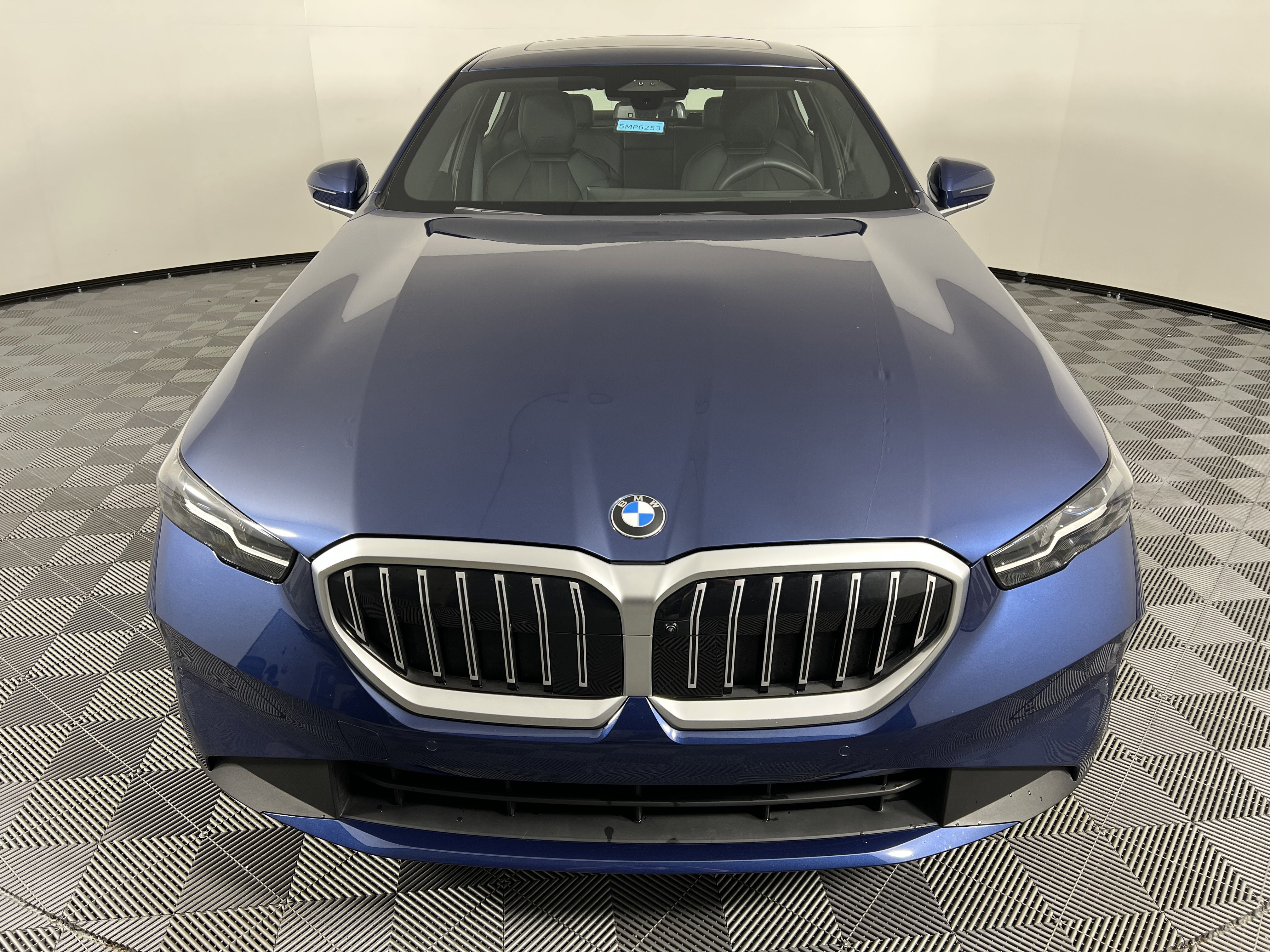 Used 2025 BMW 530i xDrive w/ Premium Package AWD/4WD image 5