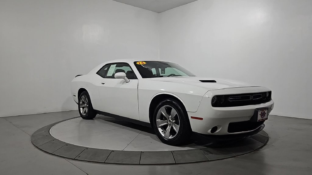 Used 2016 Dodge Challenger SXT w/ Driver Convenience Group RWD image 8
