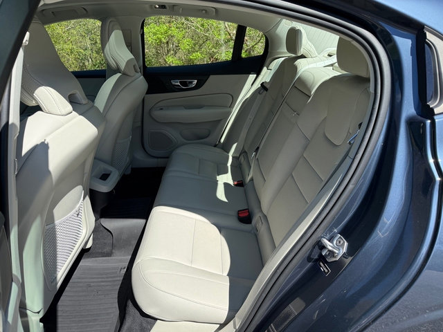 Used 2020 Volvo S60 T5 Momentum image 14