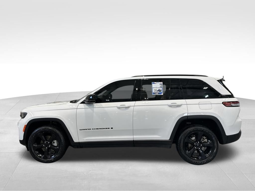Used 2023 Jeep Grand Cherokee Limited w/ Black Appearance Package AWD/4WD image 4