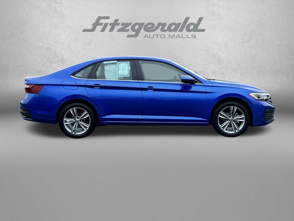 Used 2024 Volkswagen Jetta SE image 3