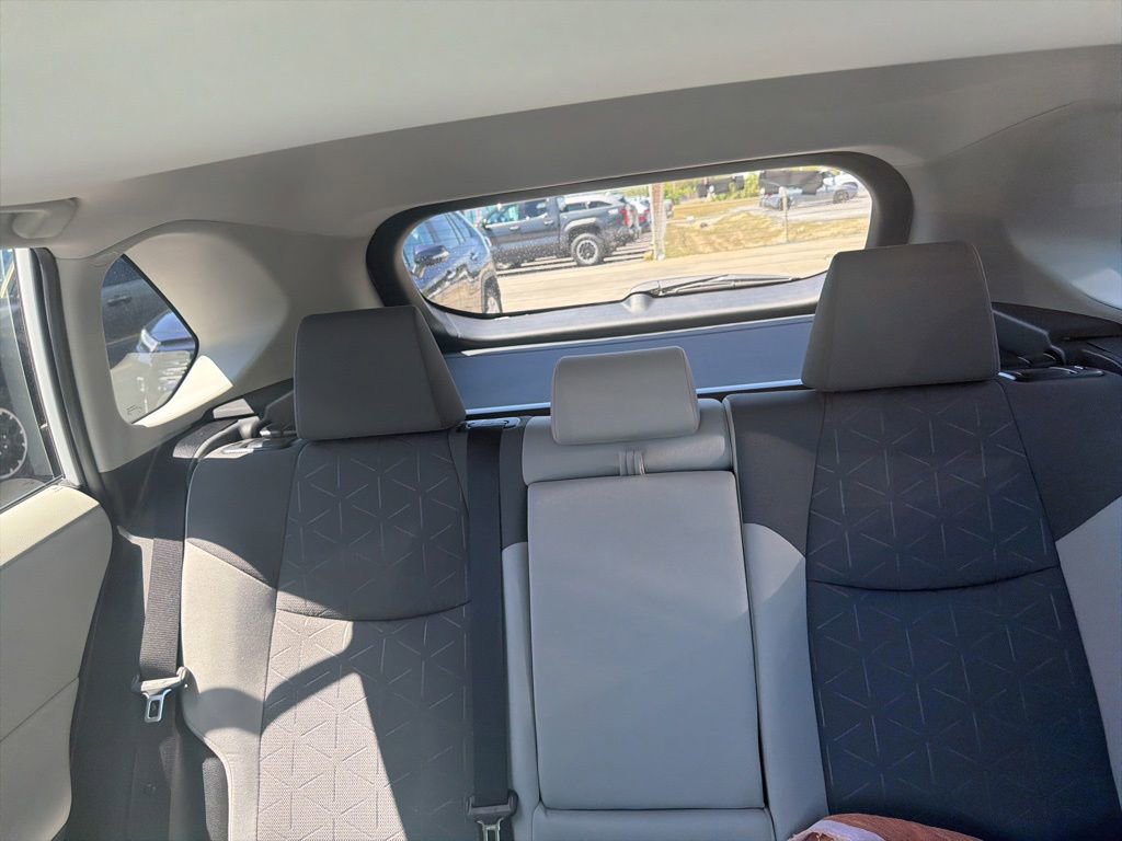Used 2022 Toyota RAV4 XLE AWD/4WD image 10
