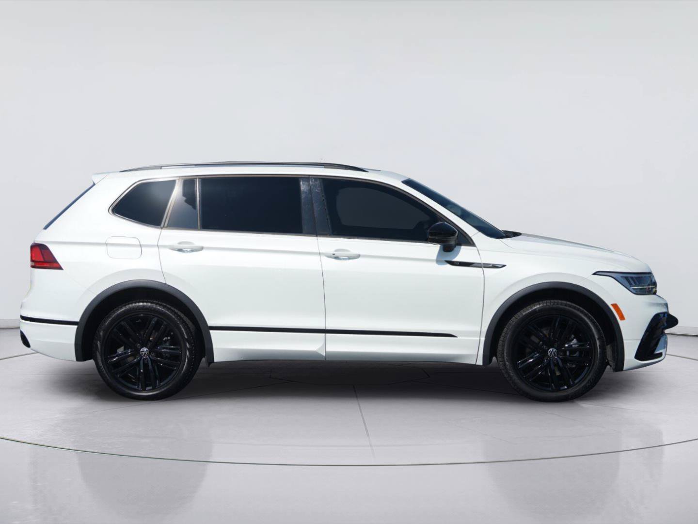 Used 2022 Volkswagen Tiguan SE R-Line FWD image 5