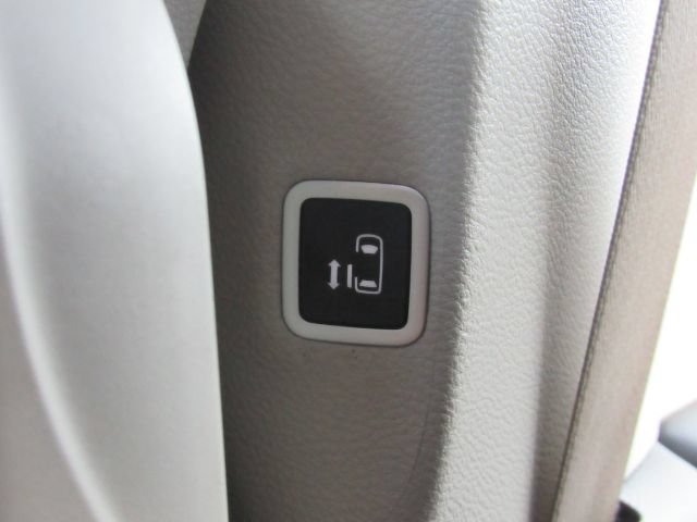Used 2024 Chrysler Pacifica Touring-L FWD image 32