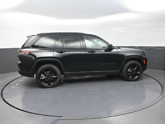 Used 2025 Jeep Grand Cherokee Altitude AWD/4WD image 11