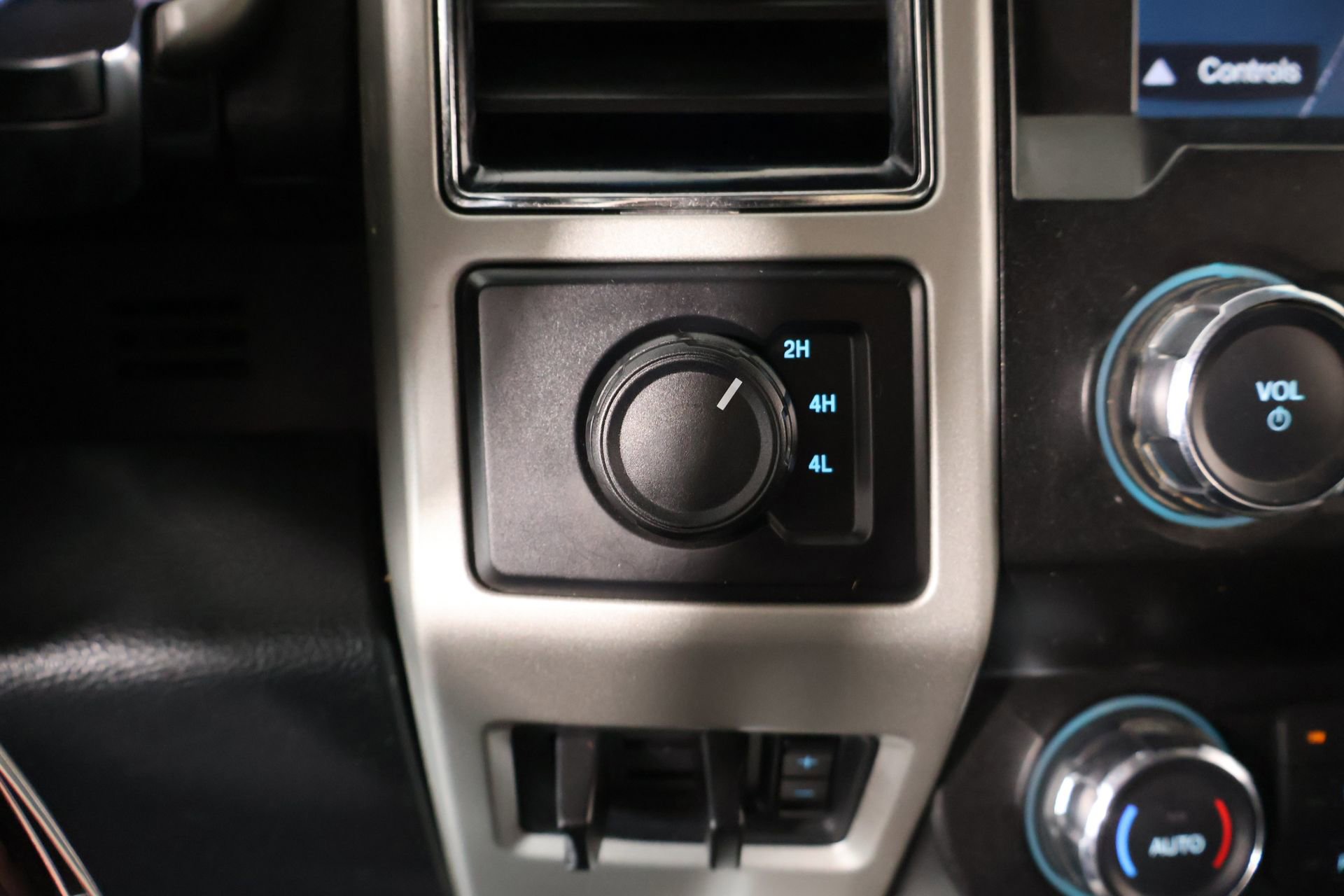 Used 2019 Ford F350 Lariat w/ Chrome Package image 9