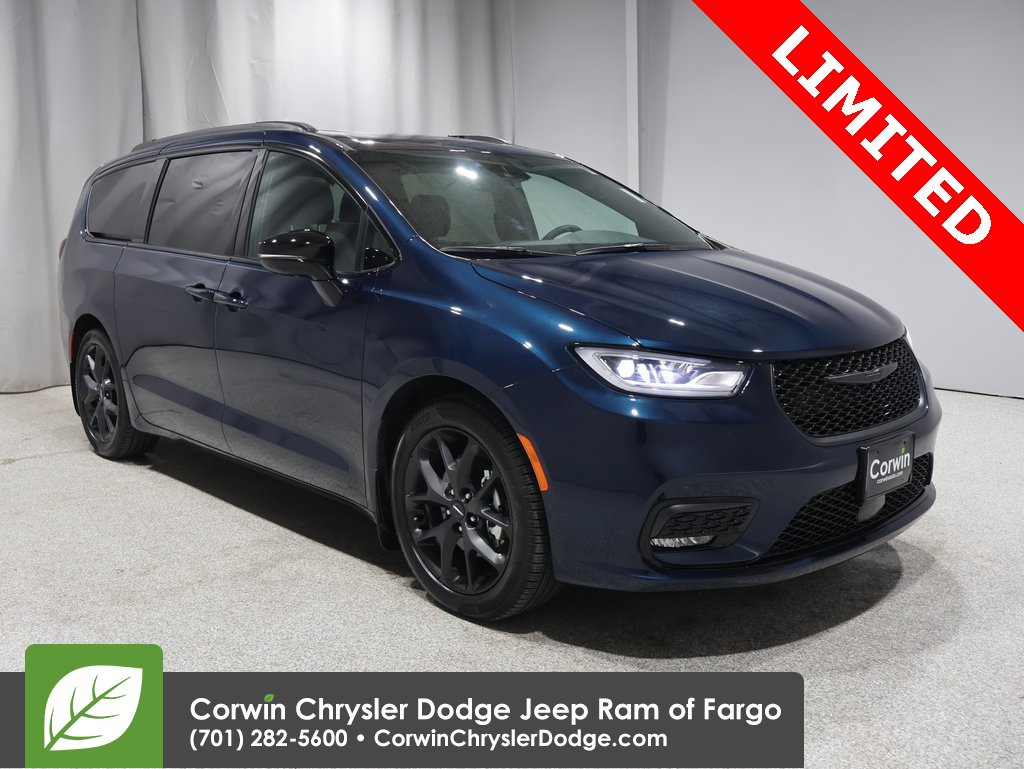 Used 2024 Chrysler Pacifica Limited w/ Uconnect Theater Family Group image 1