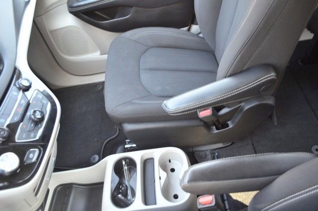 Used 2023 Chrysler Voyager LX image 25